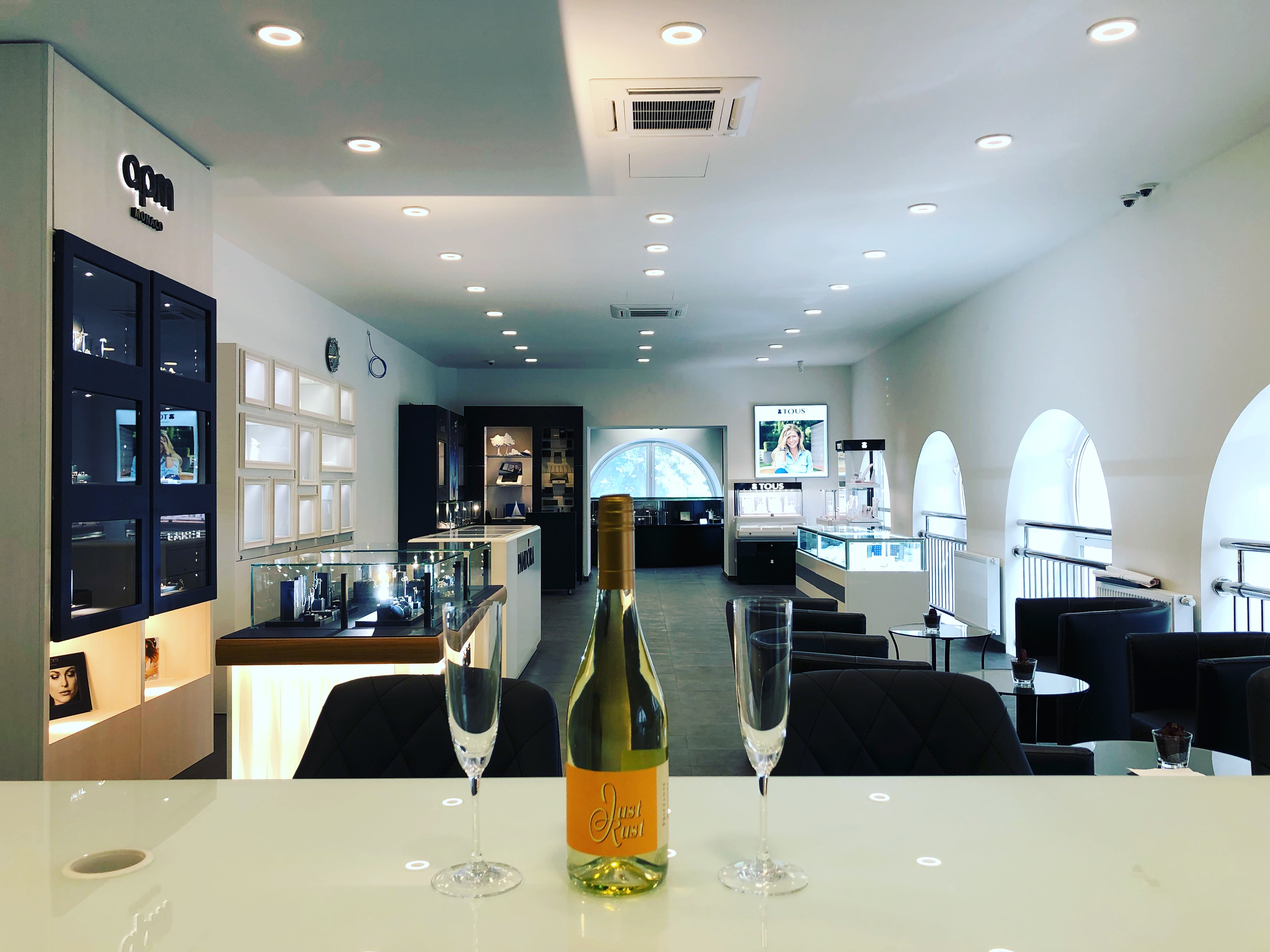 VIP_Raum_von der Bar aus
